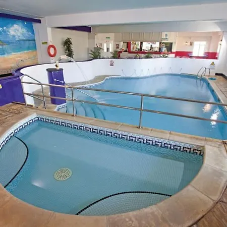 Manor Court Apartment *