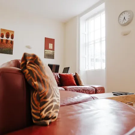 Manor Court Apartment *
