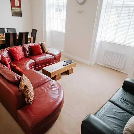 Manor Court Apartment *